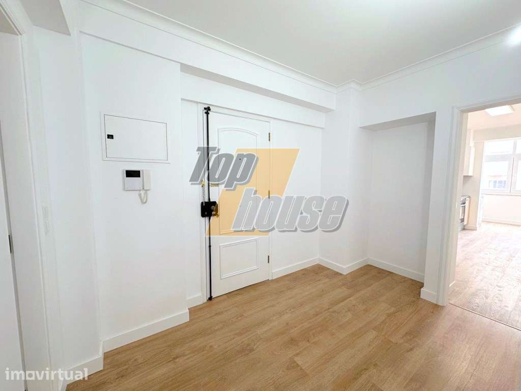 Apartamento T3 Estrada da Luz com parqueamento e arrecadação - Grande imagem: 4/26