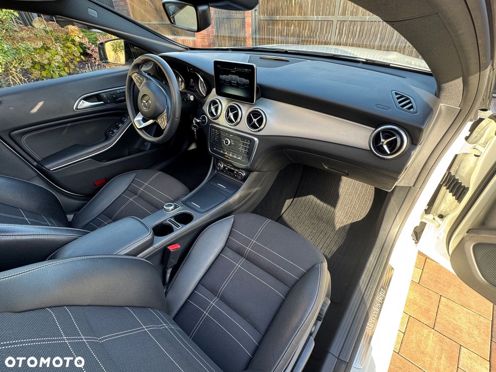Mercedes-Benz CLA 250 7G-DCT - 17