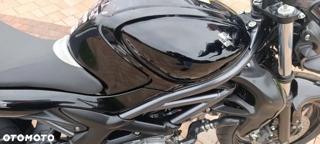 Suzuki GSR - 21