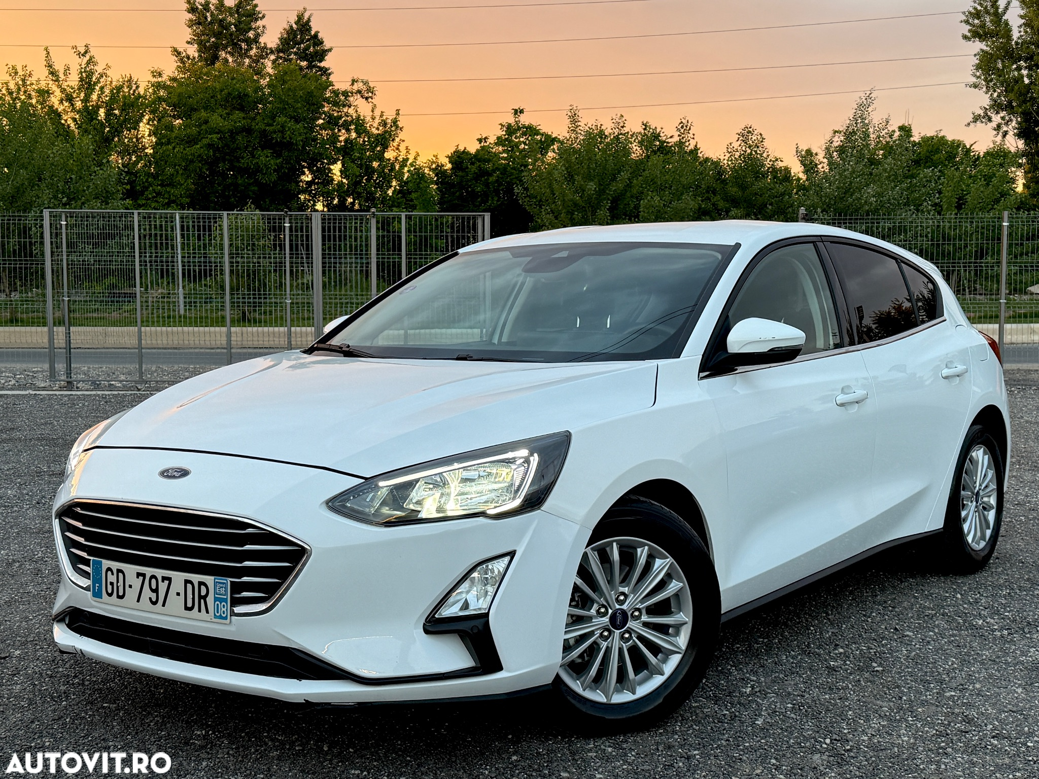 Ford Focus 1.0 EcoBoost Hybrid TITANIUM X - 2