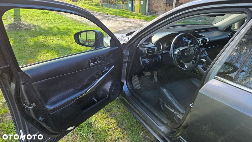 Lexus IS 300h Elegance - 9