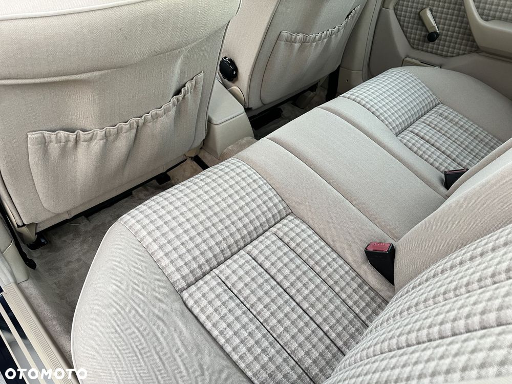 Mercedes-Benz Klasa E 260 - 25