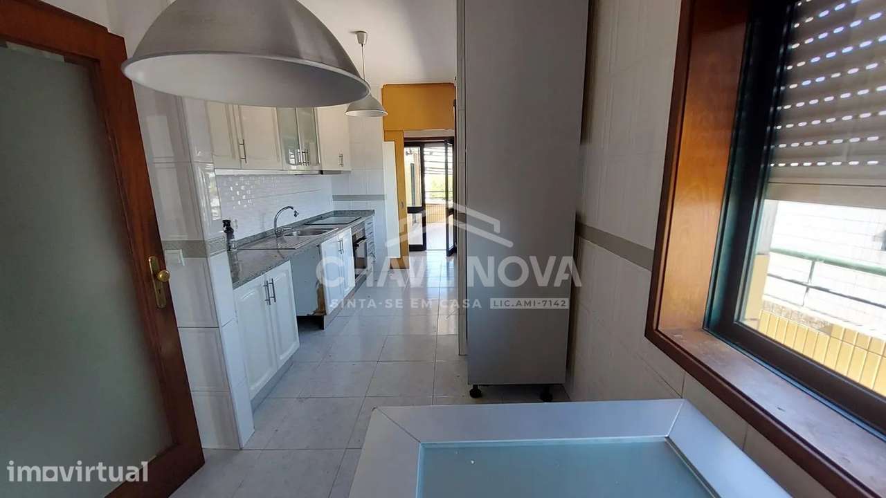 FN - T2 Último Piso com Terraço e Garagem Fechada | S.F.MARINHA - Grande imagem: 2/12