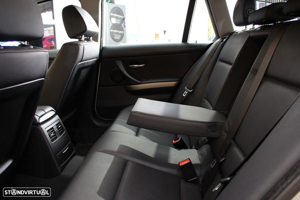 BMW 320 d Dynamic - 33