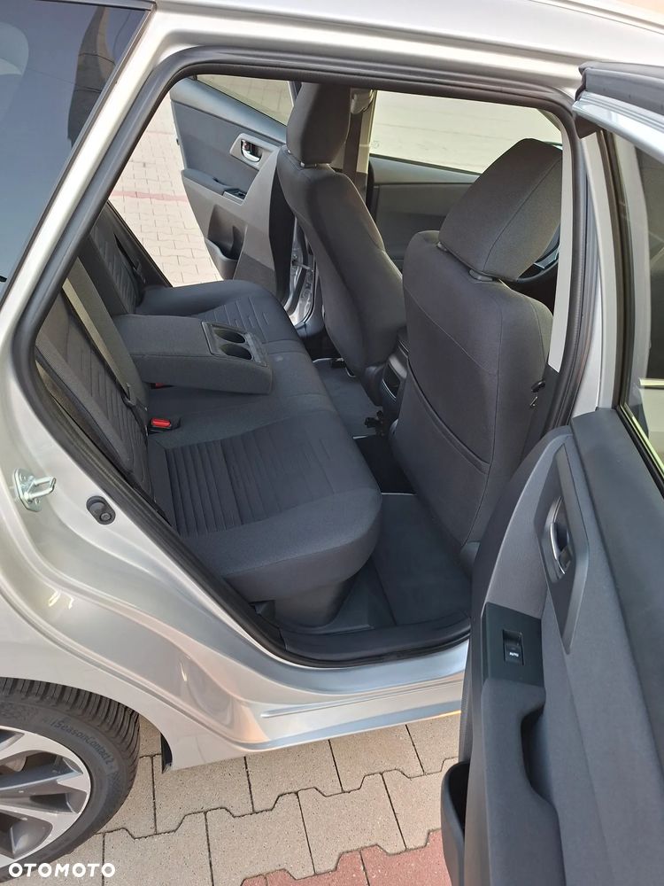 Toyota Auris 1.8 HSD Sol - 4