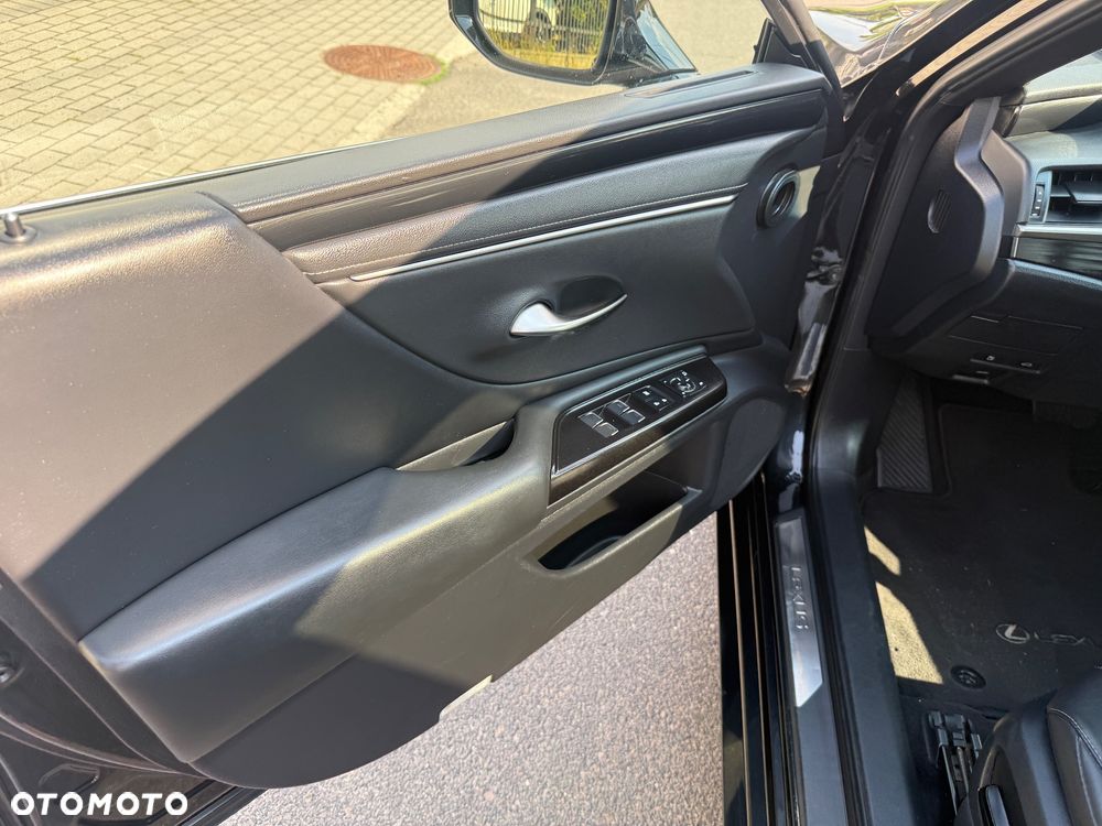 Lexus ES 300h Business Edition + - 29