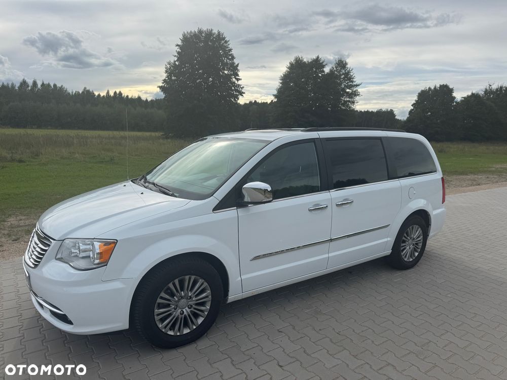 Chrysler Town & Country - 3