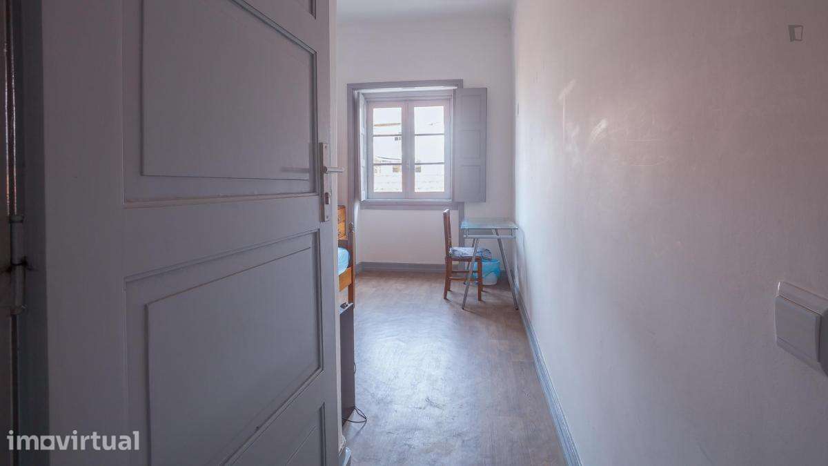 Quarto - localizado em Baixa Coimbra - Grande imagem: 5/6