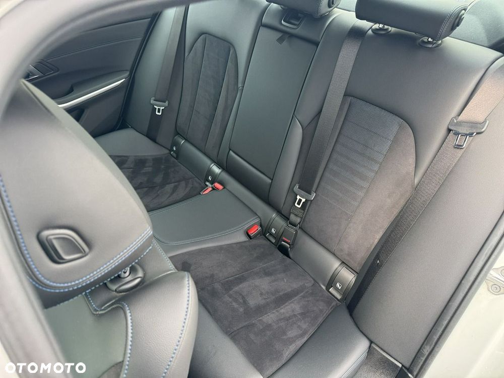 BMW Seria 3 318i M Sport - 23