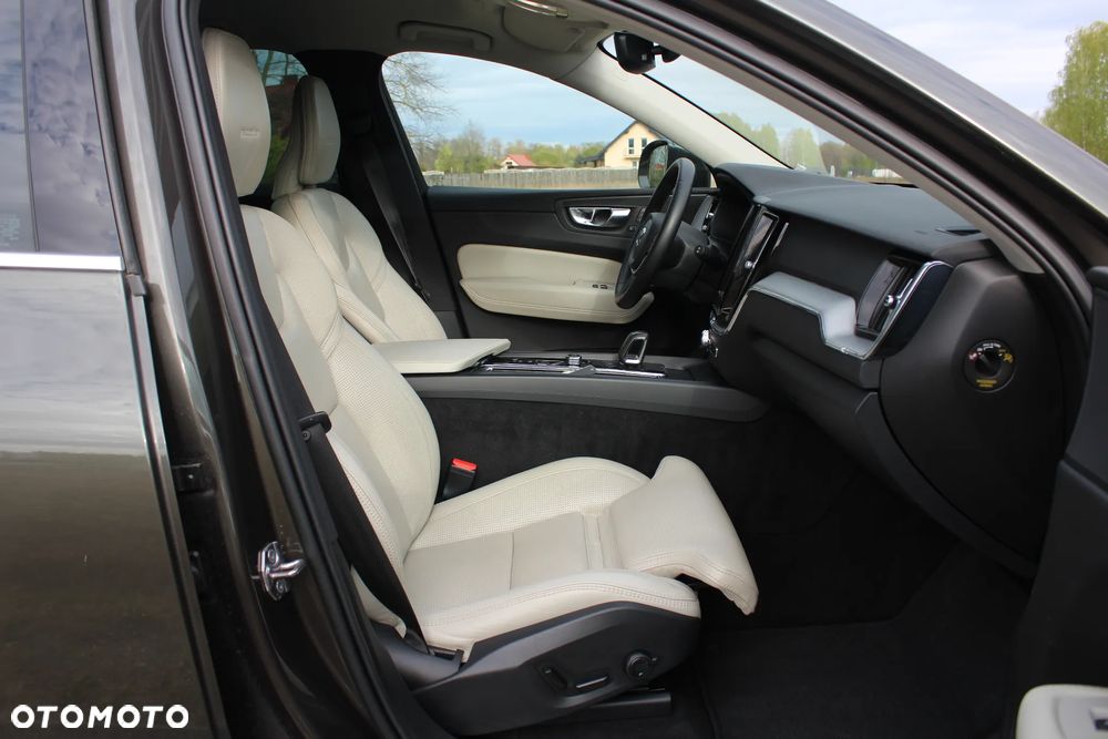 Volvo XC 60 B4 D AWD Geartronic Momentum Pro - 23