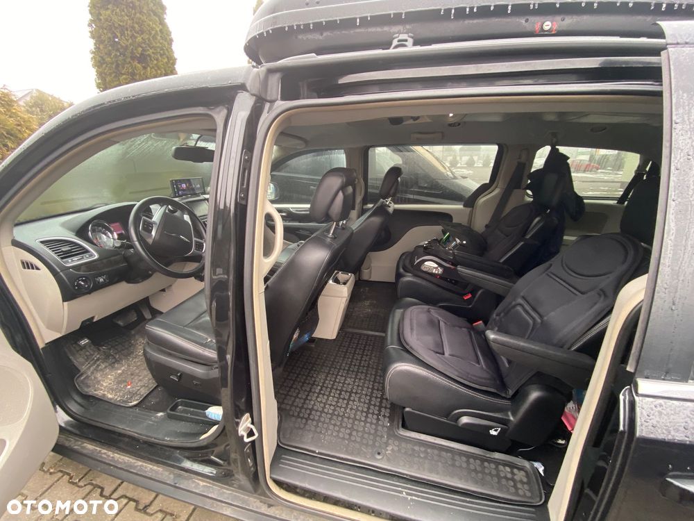 Chrysler Town & Country 3.6 Limited - 11