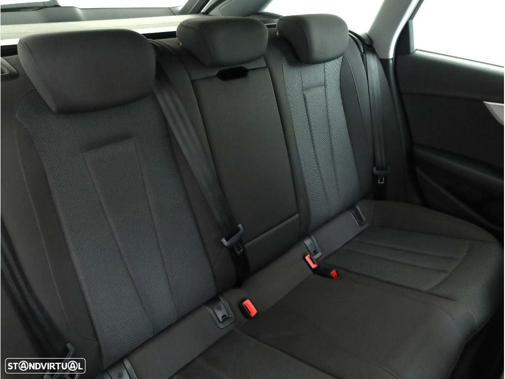 Audi A4 Avant 30 TDI Advanced S tronic — fotografia 16