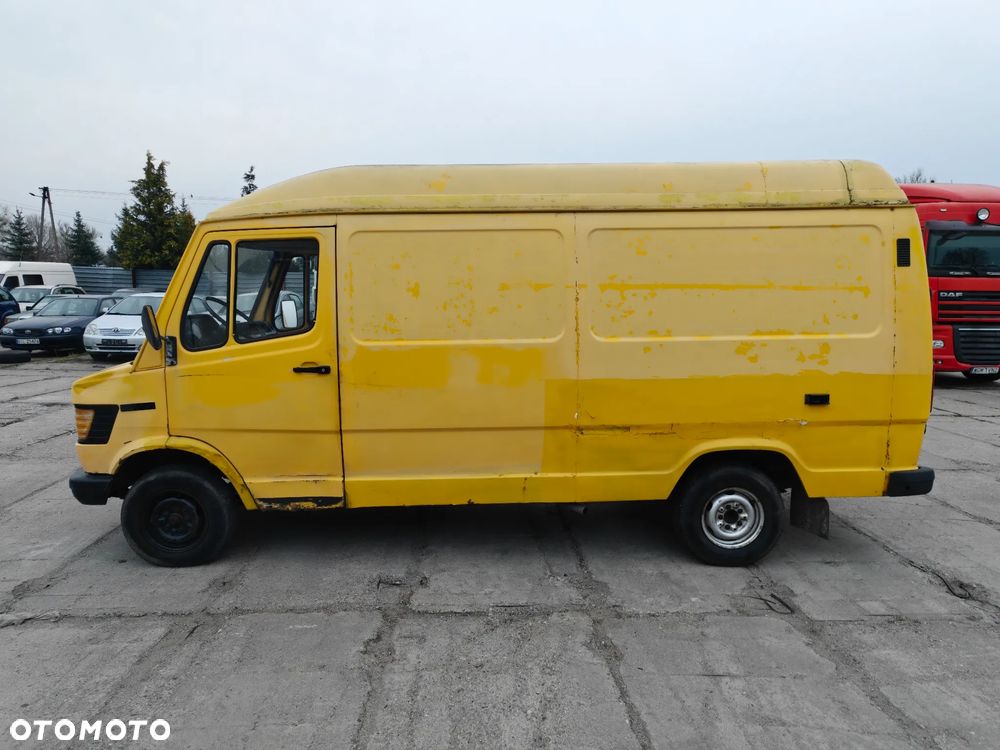 Mercedes-Benz 207 - 2