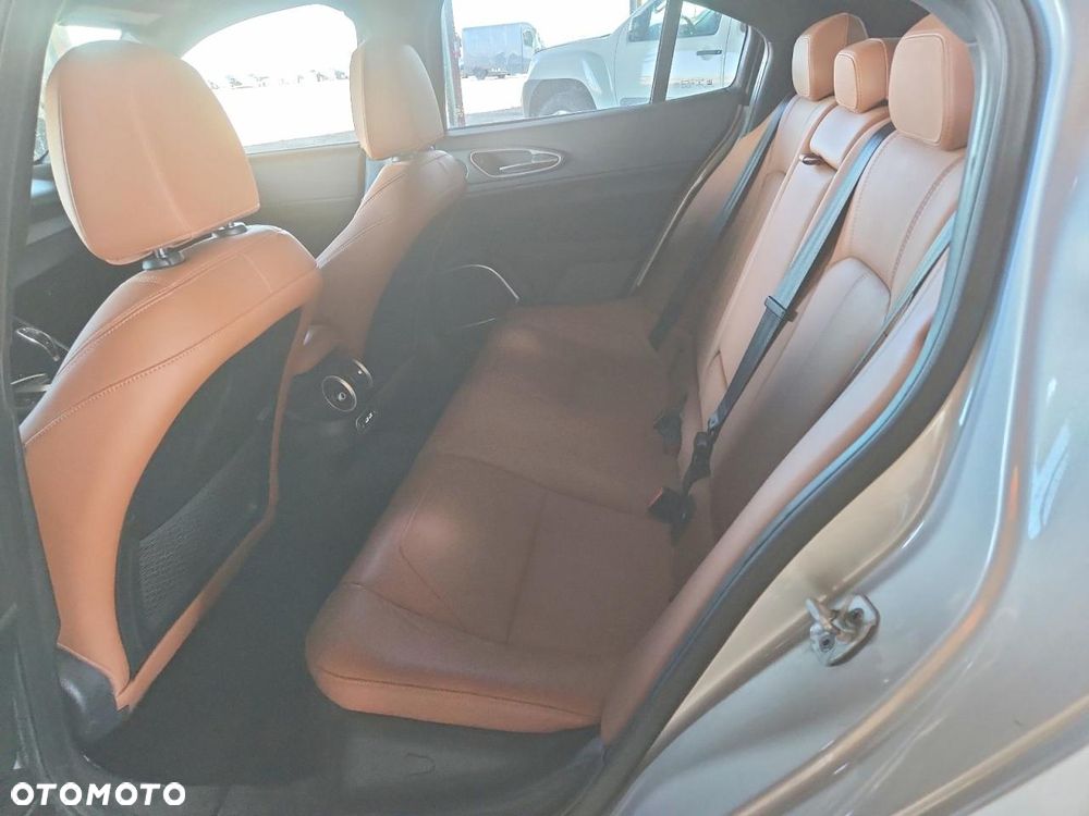 Alfa Romeo Giulia - 9