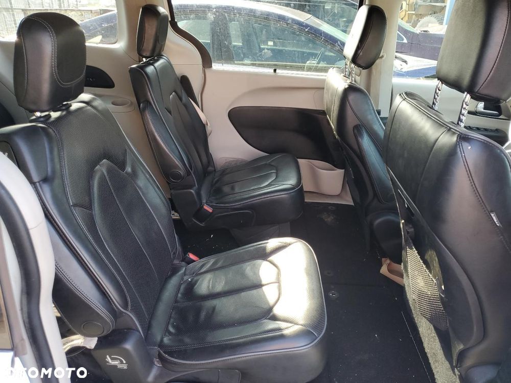 Chrysler Pacifica - 10