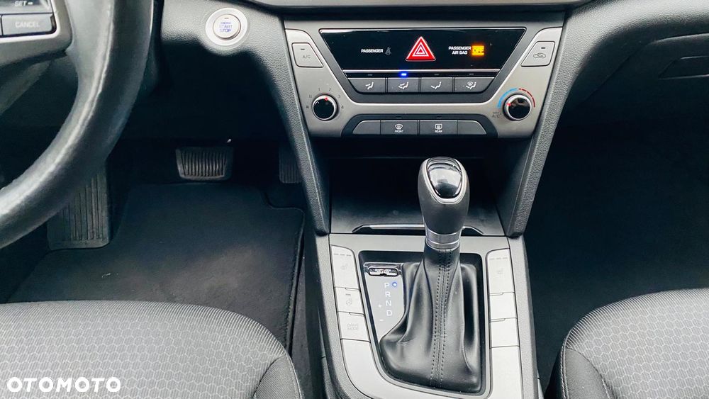 Hyundai Elantra - 12