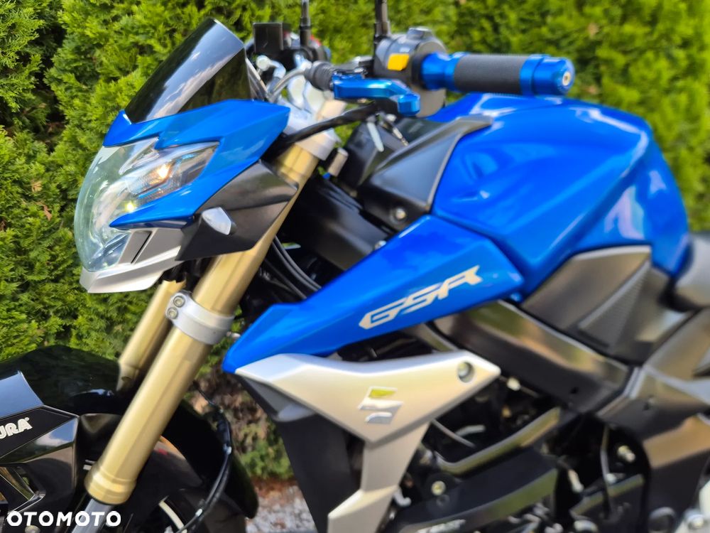 Suzuki GSR - 12
