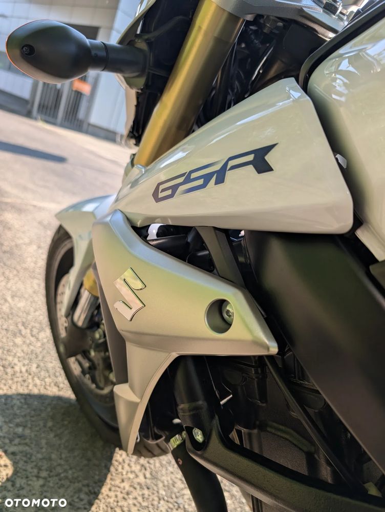 Suzuki GSR - 4