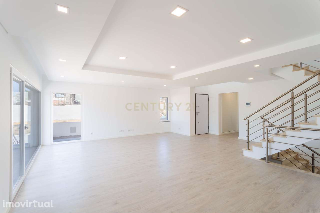 Oportunidade: Moradia T5 com jardim e piscina, na Sobreda, Almada. Em - Grande imagem: 2/34