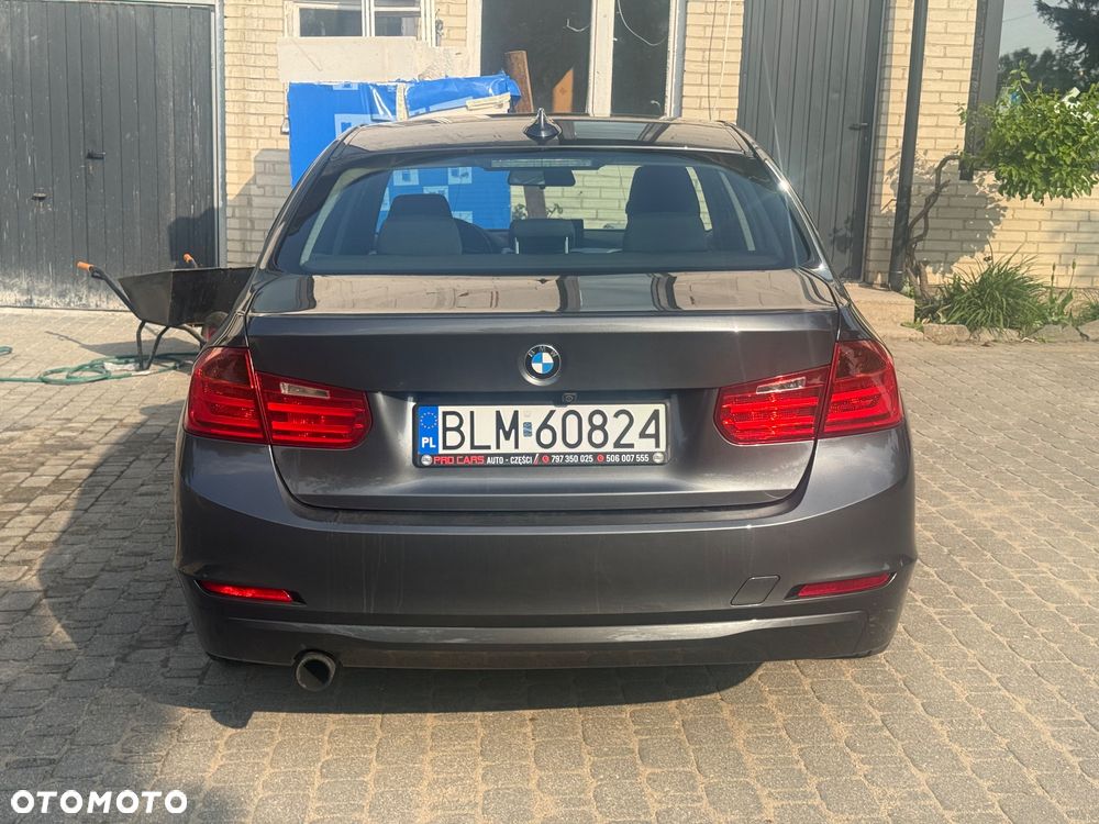 BMW Seria 3 320i - 5