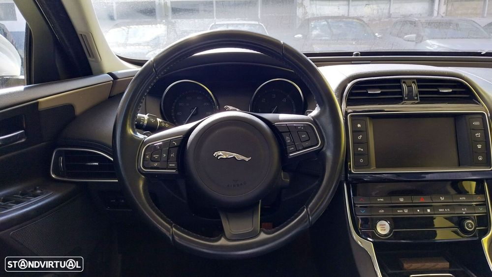Jaguar XE 2.0 D Pure - 18