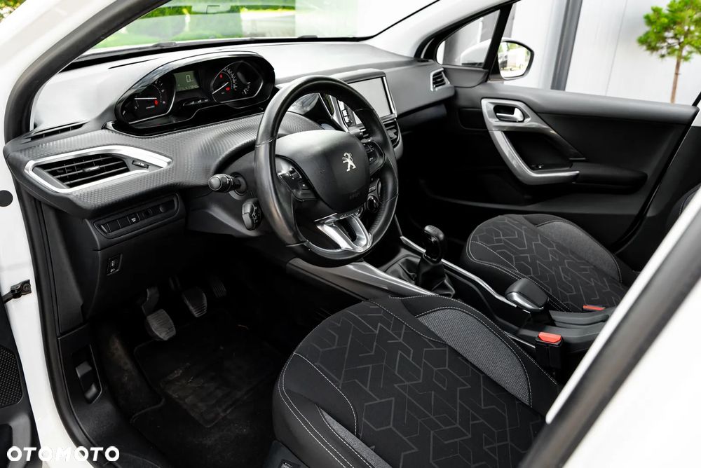 Peugeot 2008 1.6 BlueHDi Allure S&S - 15