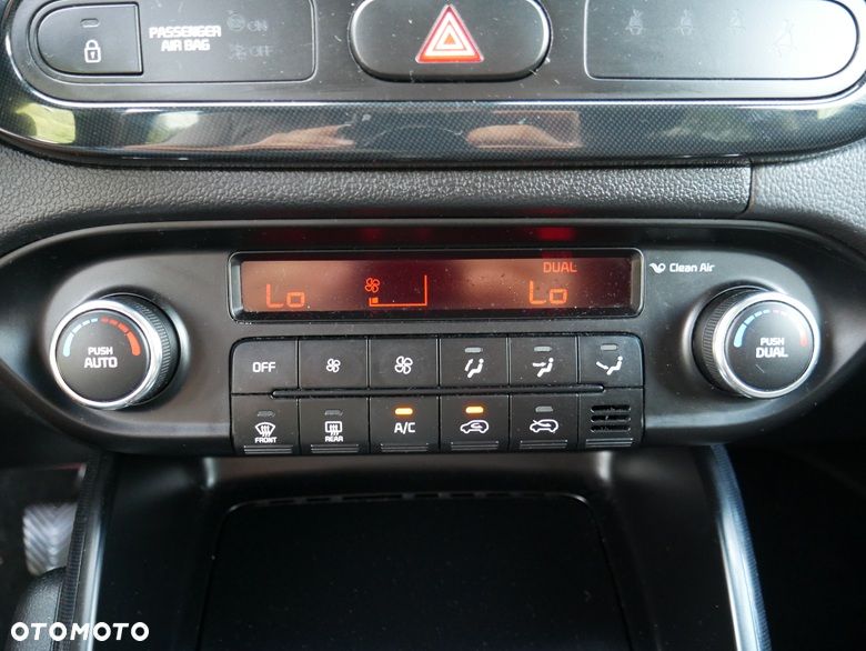 Kia Carens 1.7 CRDi 136 Dream Team Edition - 19