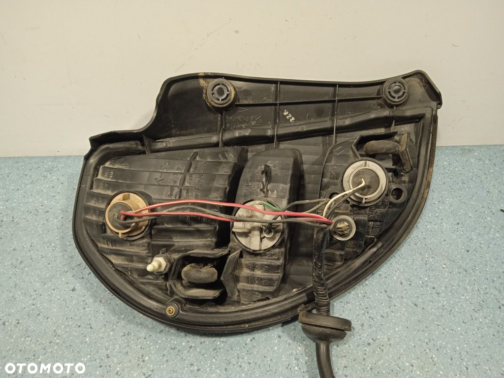 DAIHATSU SIRION I LIFT LAMPA TYŁ PRAWA ZEWNĘTRZNA - 2