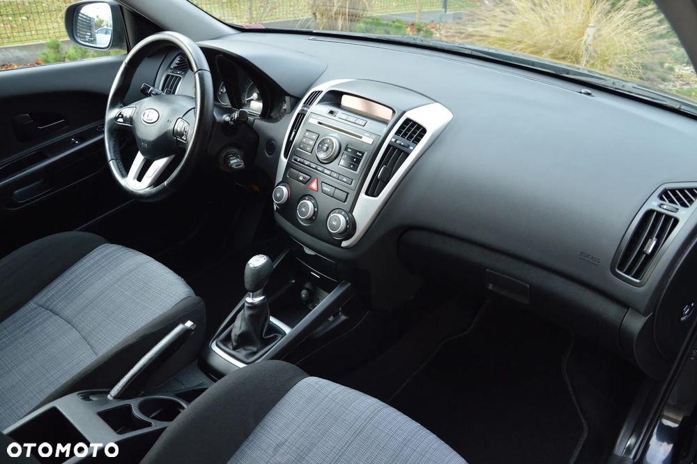 Kia Ceed 1.4 CVVT Dream-Team Edition - 11