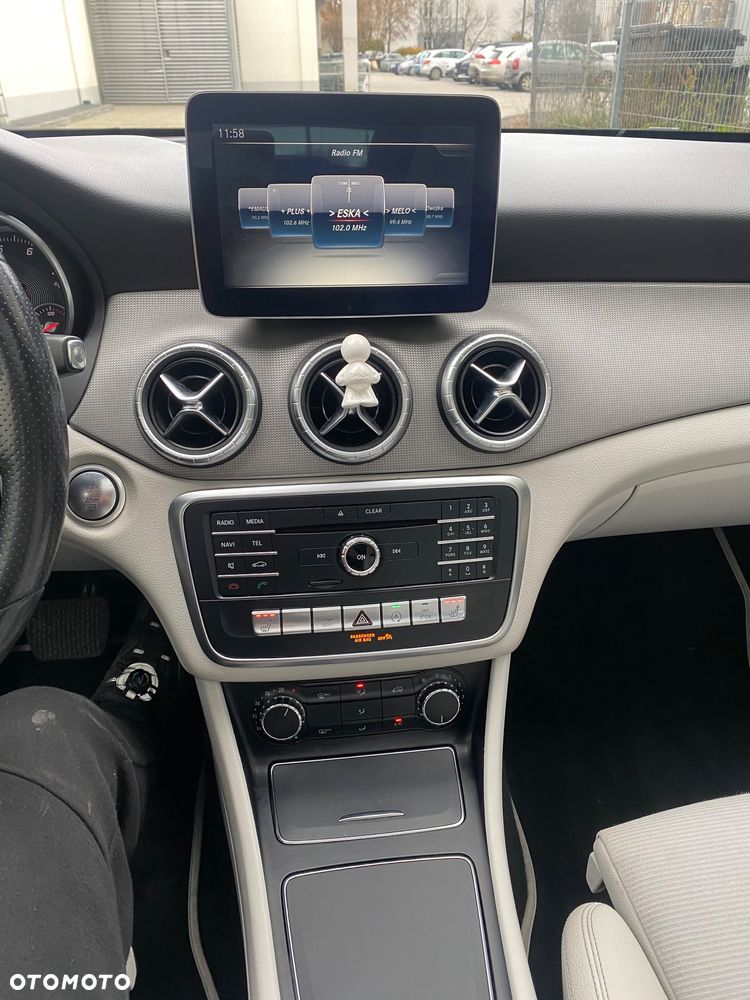 Mercedes-Benz CLA 180 7G-DCT - 17