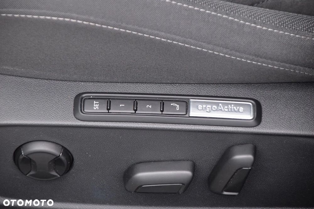 Volkswagen Golf 1.5 eTSI EVO Style DSG - 32