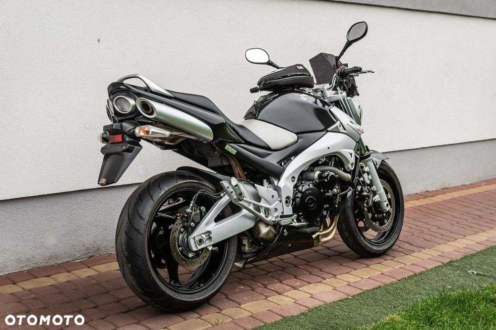 Suzuki GSR - 3