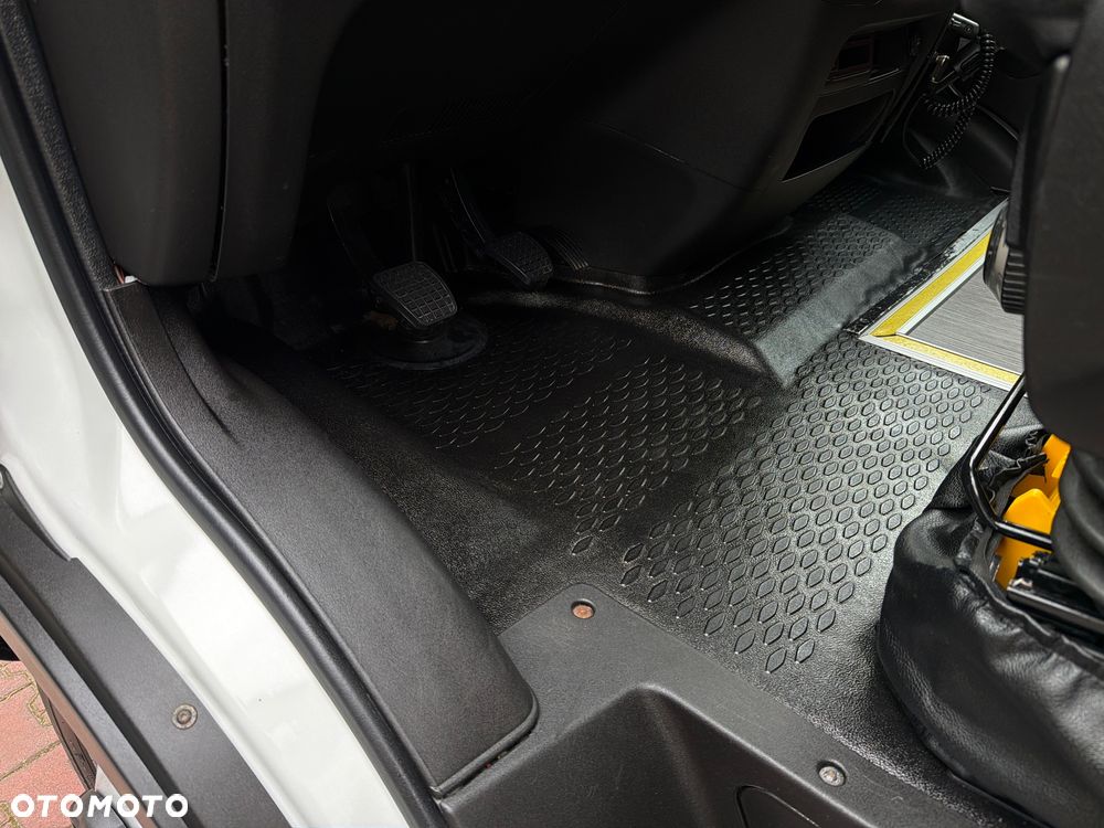 Iveco DAILY AUTOBUS 24 MIEJSCA / PRZEWÓZ OSÓB NIEPEŁNOSPRAWNYCH / KLIMA POSTOJOWA / WEBASTO / TELEWIZOR / LEDY W ŚRODKU KOLOROWE / Salon Polska/ Nowe Opony/Jak Nowe/Mały Przebieg/ - 19