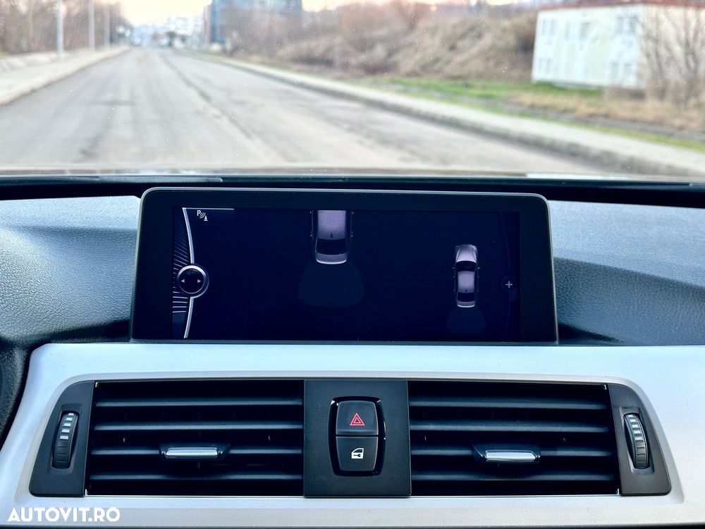 BMW Seria 3 320i Aut. - 32