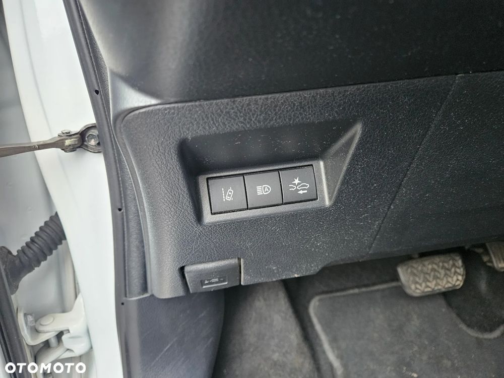 Toyota Yaris Hybrid 100 Selection - 17