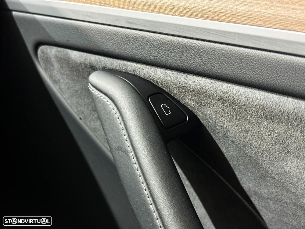Tesla Model Y Long Range Dual Motor AWD - 34