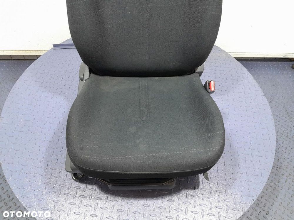 TOYOTA YARIS II FOTEL PRAWY PRZÓD PASAŻERA. - 2