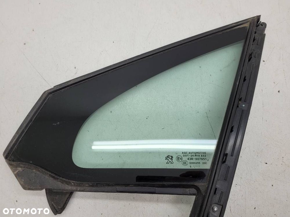 SZYBA DRZWI LEWA PRZÓD TRÓJKĄT MAŁA PEUGEOT 2008 I 980147608 - 2