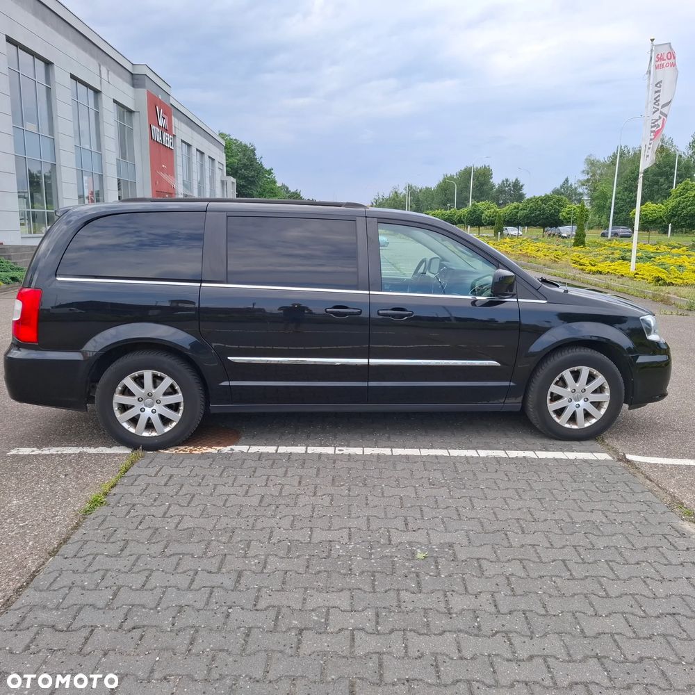 Chrysler Town & Country - 7
