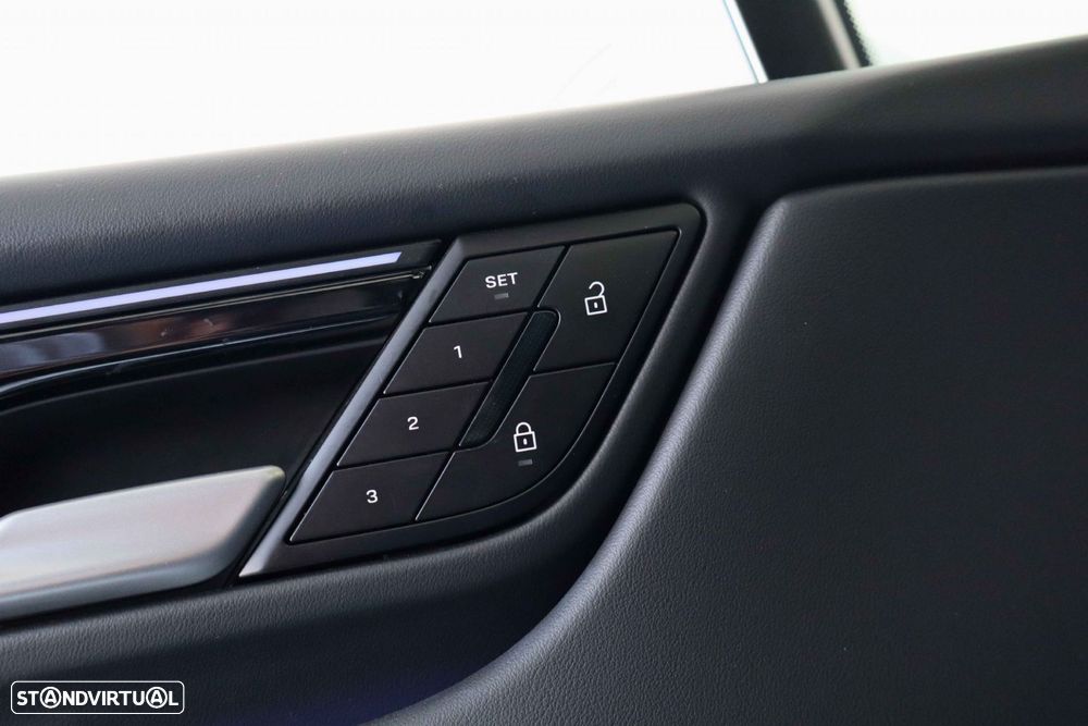 Porsche Macan Electric 4 - 34