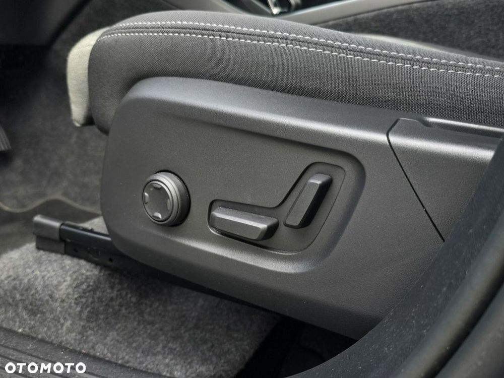 Volvo XC 40 B3 Plus Dark - 25