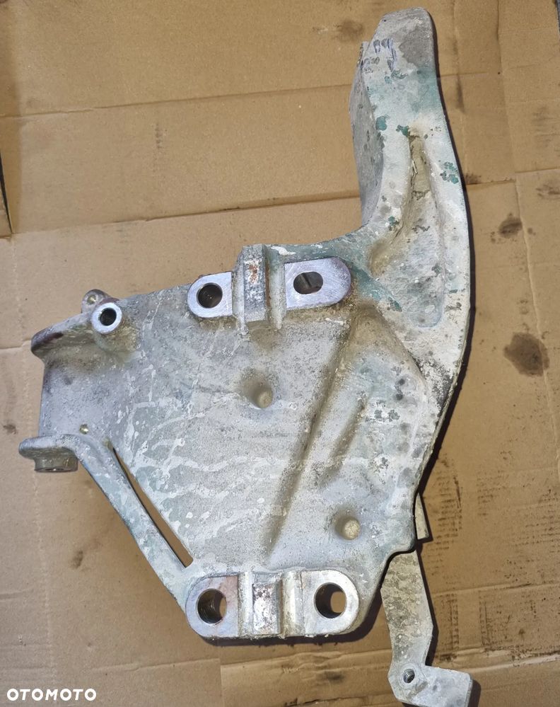 wspornik lewy przód silnika renault gama T 22868216 - 2