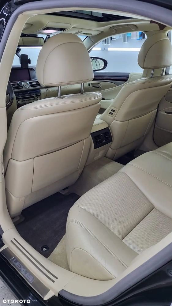 Lexus LS 460 AWD - 12
