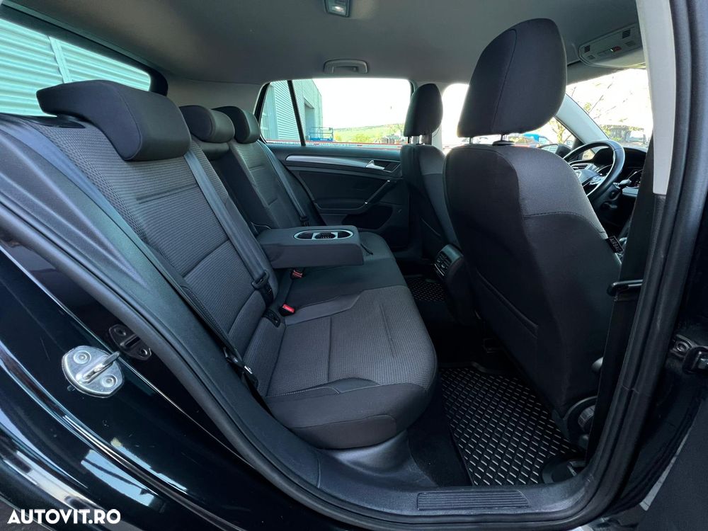 Volkswagen e-Golf - 12