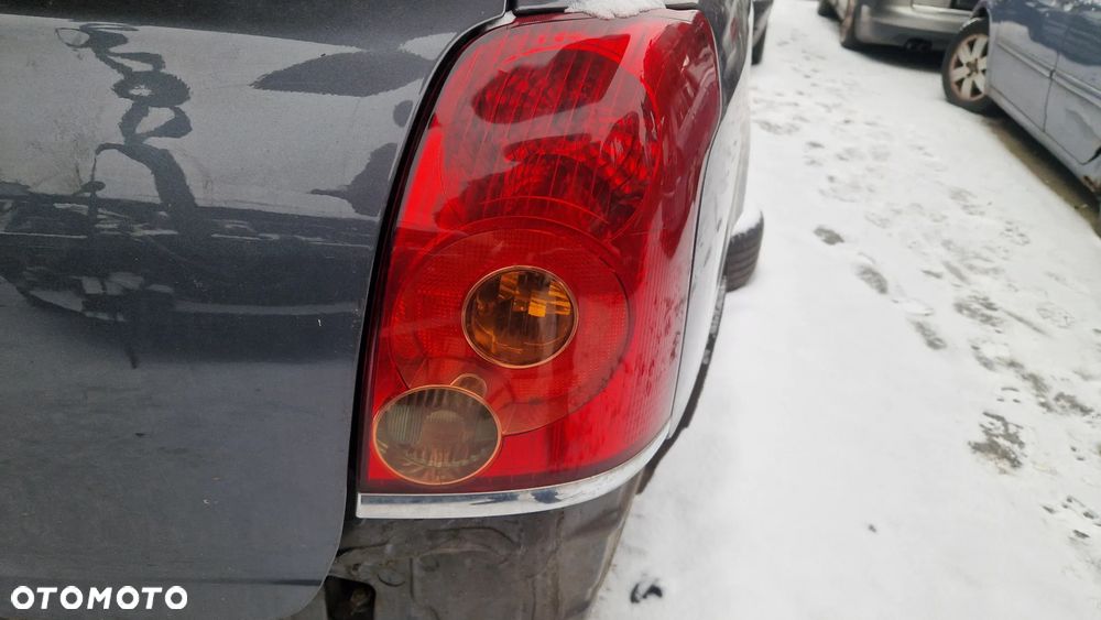 TOYOTA AVENSIS T25 KOMBI LAMPA TYŁ PRAWA - 1
