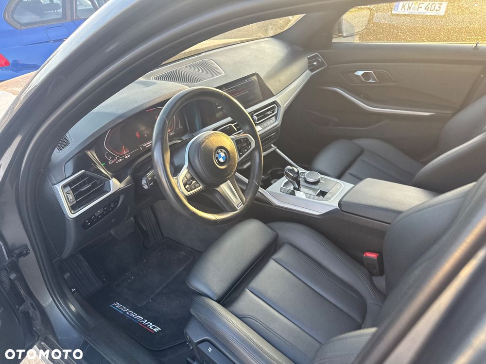 BMW Seria 3 318d mHEV - 12