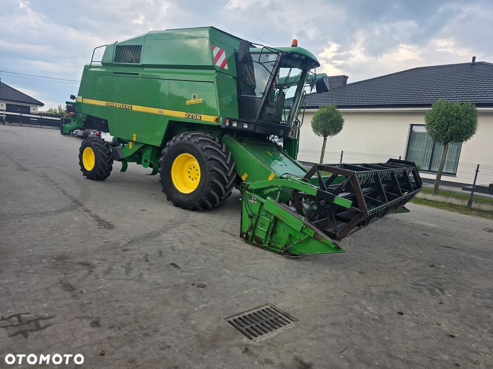 John Deere 2256 - 2