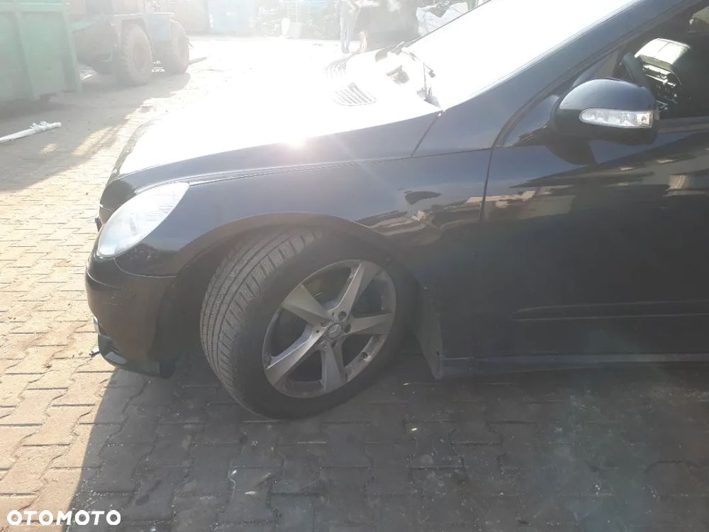 Błotnik przód lewy  Mercedes R klasa W 251 kod lakieru C197 - 1