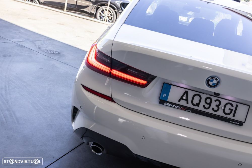 BMW 330 e Pack Desportivo M Pro Auto - 8