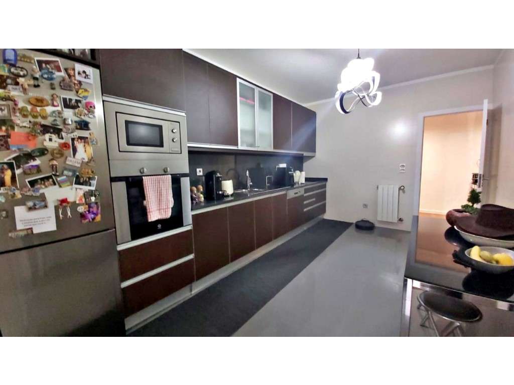 Apartamento T2 mobilado, com garagem e varandas - Grande imagem: 4/11